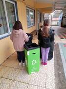 Τα παιδιά κουβαλούν τα ανακυκλώσιμα χαρτιά από τις τάξεις του Σχολείου.