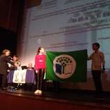 Οι Μαθητές του Γυμνασίου Κοίμησης Σερρών παρουσιάζουν την πράσινη Σημαία στην Κεντρική Σκηνή του ΔΗΠΕΘΕ Σερρών.