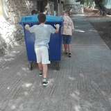 Τα παιδιά μας μεταφέρουν τους κάδους με τα ανακυκλωμένα καπάκια!