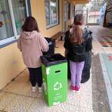 Τα παιδιά κουβαλούν τα ανακυκλώσιμα χαρτιά από τις τάξεις του Σχολείου.