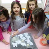 Τα παιδιά αντιλαμβάνονται το λιώσιμο του πάγου,χρησιμοποιώντας αλάτι.