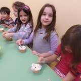 Τα παιδιά φτιάχνουν cupcakes, πολικά αρκουδάκια.